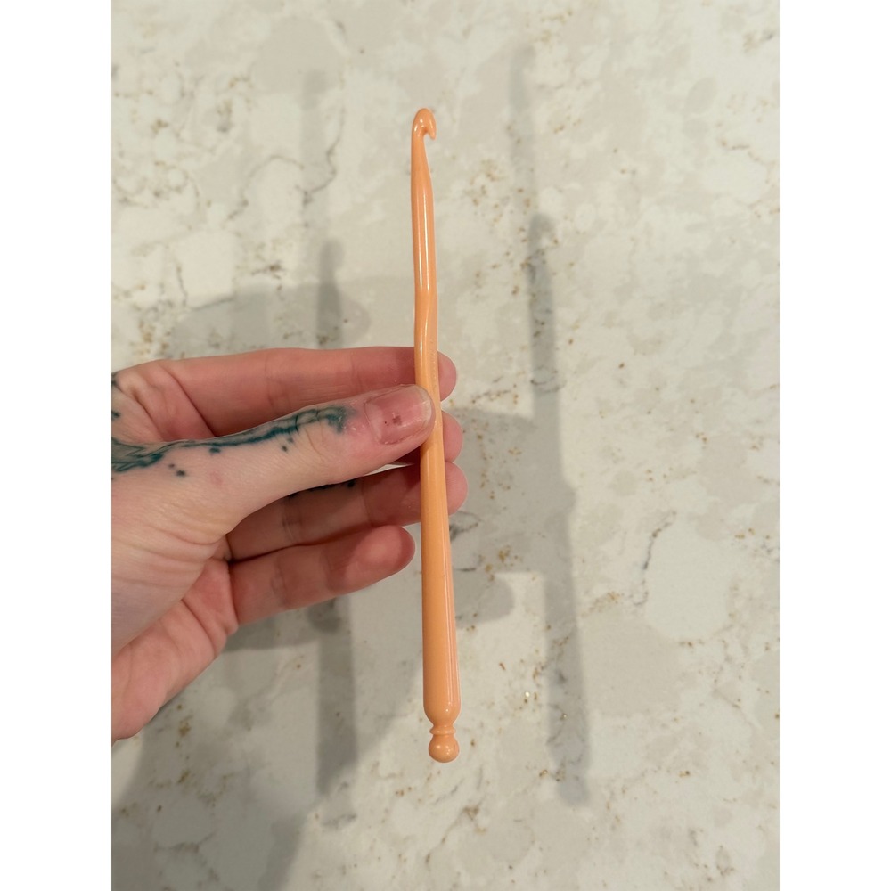 Peach Plastic Crochet Hook 5.5mm Size I-9 Ergonomic Thumb Rest Craft‎ Tool